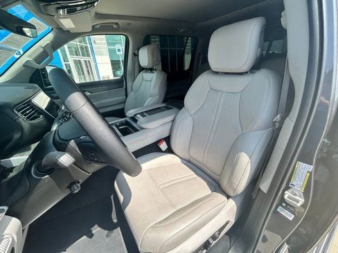 Used 2024 Jeep Wagoneer Series III w/ Premium Group I AWD/4WD image 12