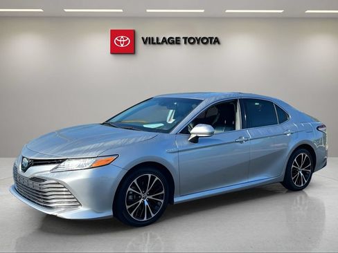 Certified 2020 Toyota Camry XLE FWD image 1