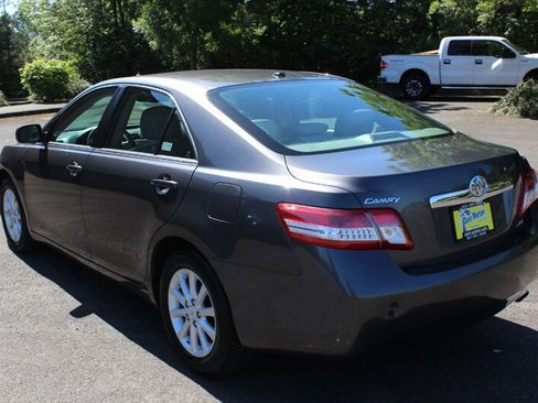 Used 2011 Toyota Camry XLE w/ XLE Extra-Value Pkg #2 FWD image 3