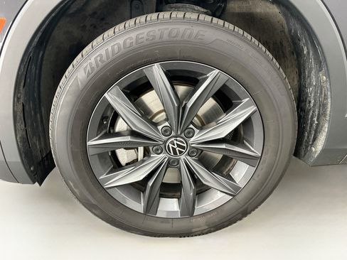 Used 2022 Volkswagen Tiguan SE AWD/4WD image 36