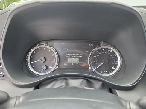 Used 2024 Toyota Highlander LE AWD/4WD image 15
