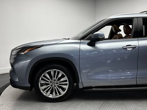Used 2023 Toyota Highlander Platinum AWD/4WD image 5