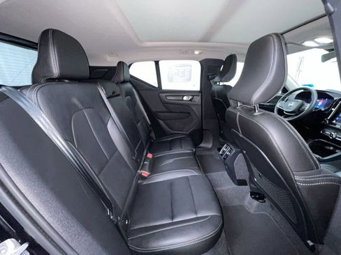 Used 2025 Volvo XC40 B5 Plus image 12