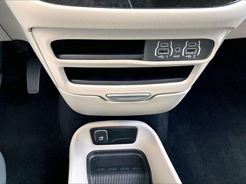 Used 2024 Chrysler Pacifica Touring-L image 33