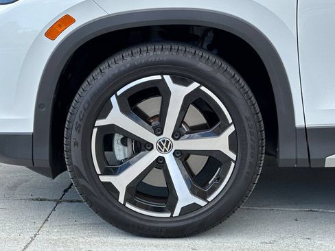 Certified 2026 Volkswagen Tiguan SE w/ Panoramic Sunroof Package AWD/4WD image 25