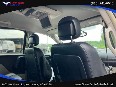Used 2015 Chrysler Town & Country Touring FWD image 9
