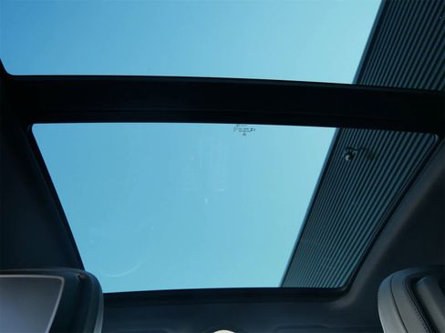 Certified 2026 Porsche Macan image 14