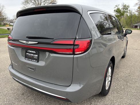 Used 2023 Chrysler Pacifica Touring-L FWD image 3
