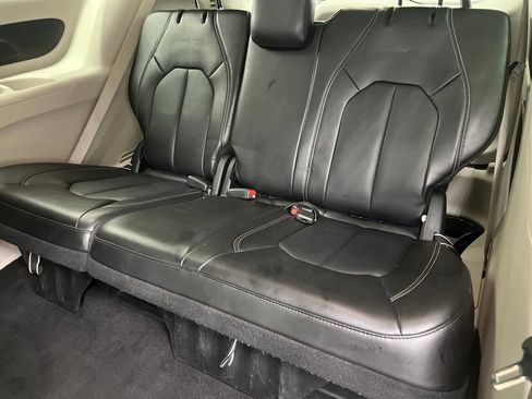 Used 2024 Chrysler Pacifica Touring-L FWD image 20