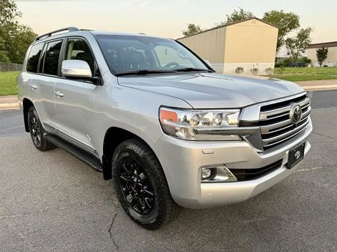 Used 2017 Toyota Land Cruiser image 3