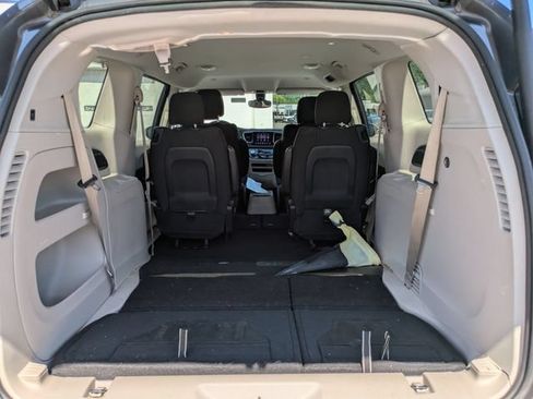 Used 2017 Chrysler Pacifica Touring FWD image 22