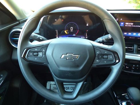 Used 2025 Chevrolet Trax LT image 23