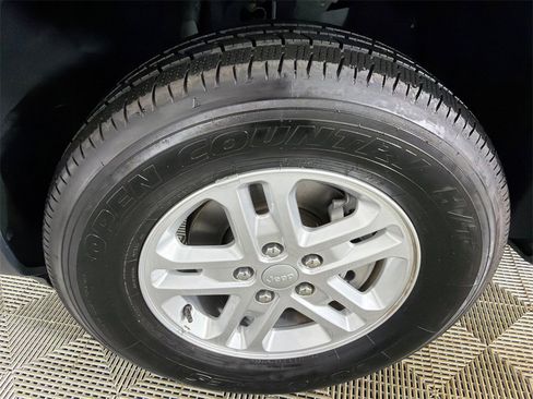 Used 2023 Jeep Grand Cherokee Laredo image 11