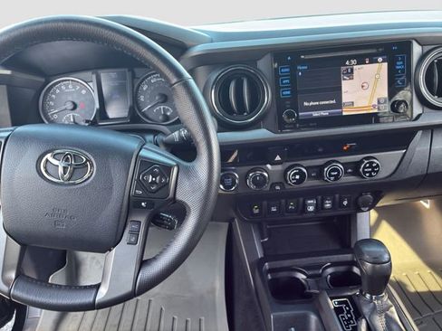Used 2018 Toyota Tacoma TRD Off-Road w/ Technology Package image 14