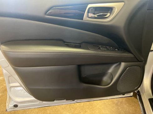 Used 2020 Nissan Pathfinder S image 10