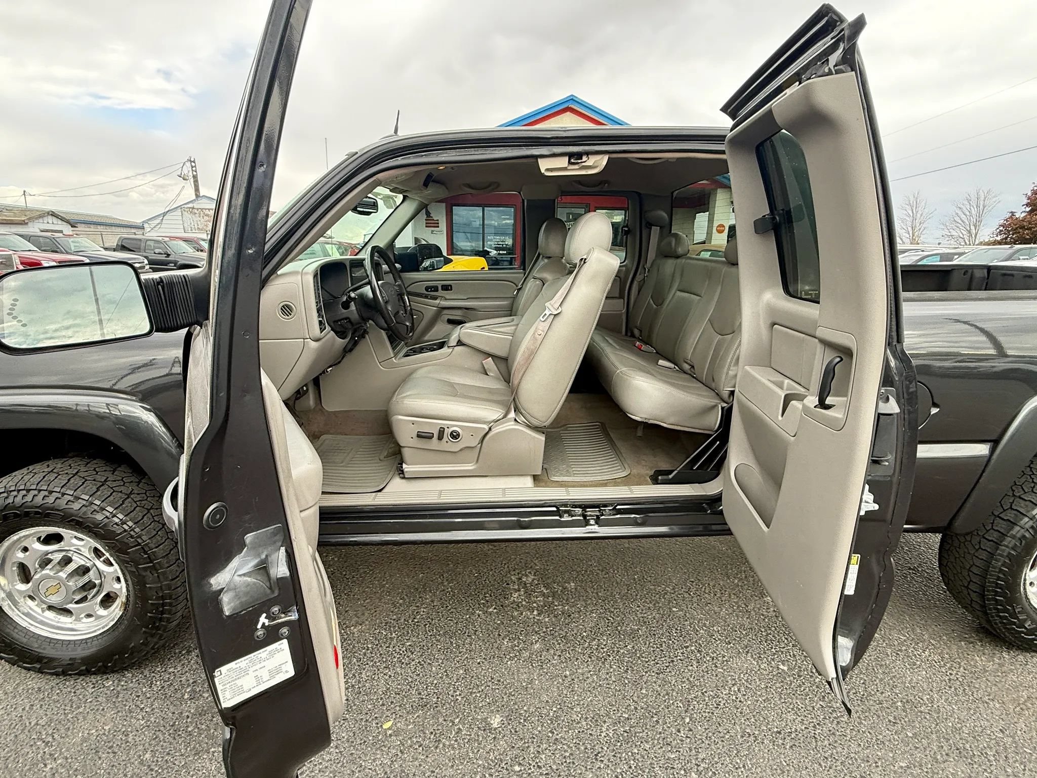 Used 2005 Chevrolet Silverado 2500 LT w/ Heavy-Duty Power Package AWD/4WD image 13