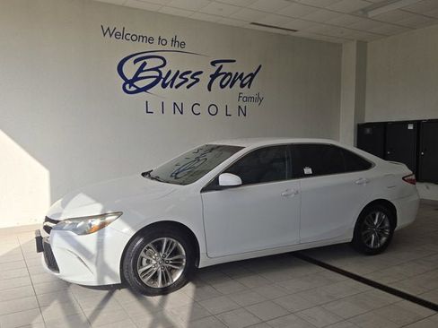 Used 2016 Toyota Camry SE image 1