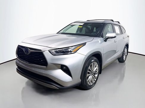 Certified 2024 Toyota Highlander Platinum AWD/4WD image 3