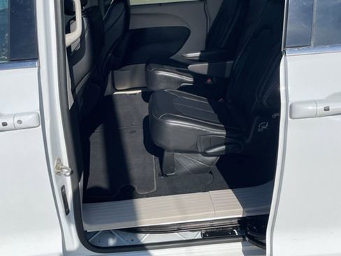 Used 2024 Chrysler Pacifica Touring-L image 12