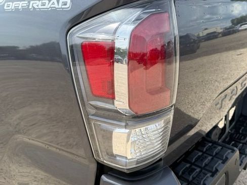 Used 2022 Toyota Tacoma TRD Off-Road w/ Technology Package AWD/4WD image 12