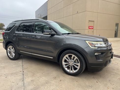 Used 2018 Ford Explorer XLT w/ Equipment Group 202A image 5