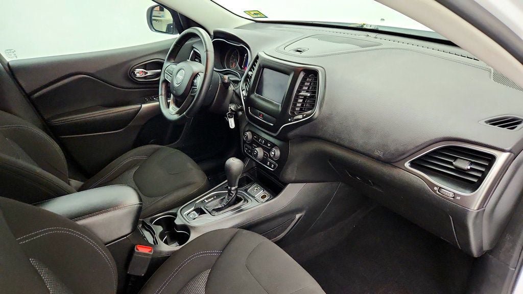 Used 2019 Jeep Cherokee Latitude w/ Cold Weather Group FWD image 24