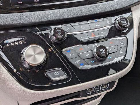 Certified 2023 Chrysler Pacifica Touring-L FWD image 21