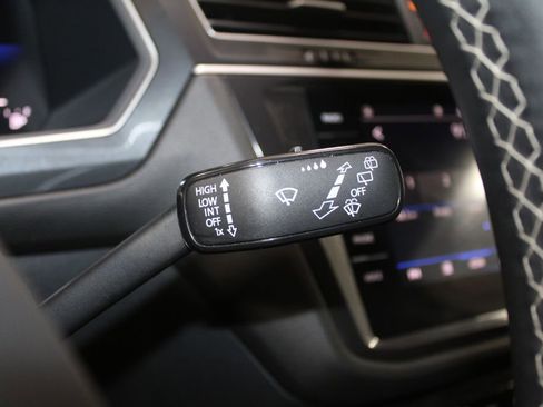 Used 2024 Volkswagen Tiguan SE image 41