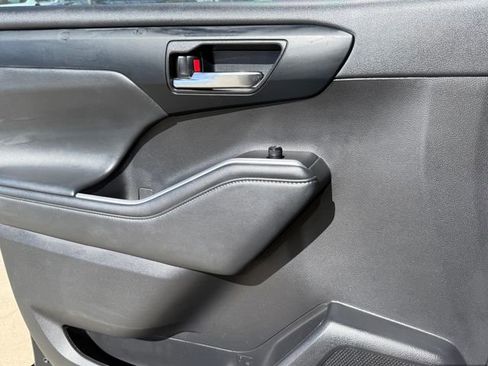 Used 2022 Toyota Highlander XLE image 26