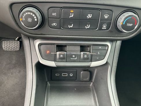 Used 2024 GMC Terrain SLE AWD/4WD image 23