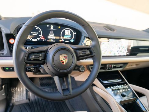 Used 2025 Porsche Cayenne image 14