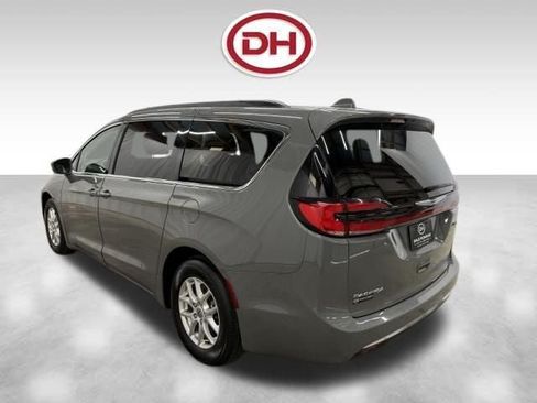 Used 2022 Chrysler Pacifica Touring-L w/ Uconnect Theater Family Group FWD image 10