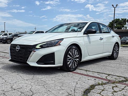 Used 2025 Nissan Altima 2.5 SV FWD image 3