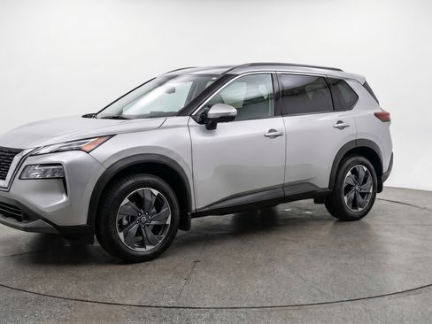 Used 2025 Nissan Rogue SV FWD image 3