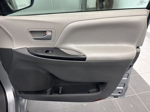 Used 2017 Toyota Sienna LE image 11