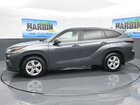 Used 2024 Toyota Highlander LE image 2
