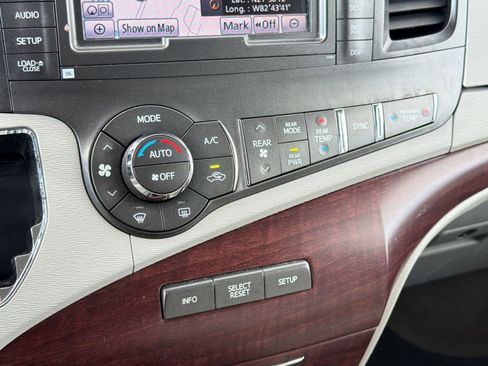 Used 2013 Toyota Sienna Limited w/ Premium Pkg FWD image 19