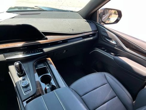 Used 2024 Cadillac Escalade ESV Luxury RWD image 12