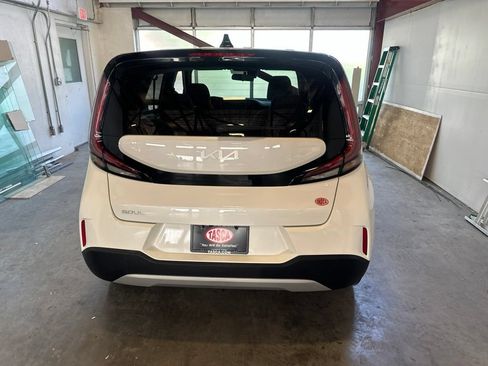 Used 2023 Kia Soul LX FWD image 4