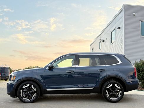 Used 2025 Kia Telluride S FWD image 12