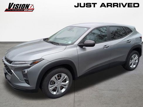 Used 2024 Chevrolet Trax LS FWD image 1
