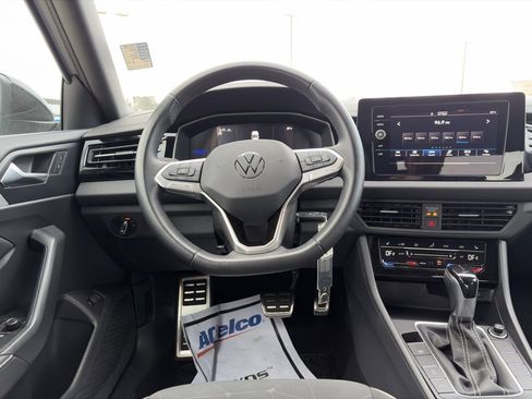 Used 2025 Volkswagen Jetta Sport image 11