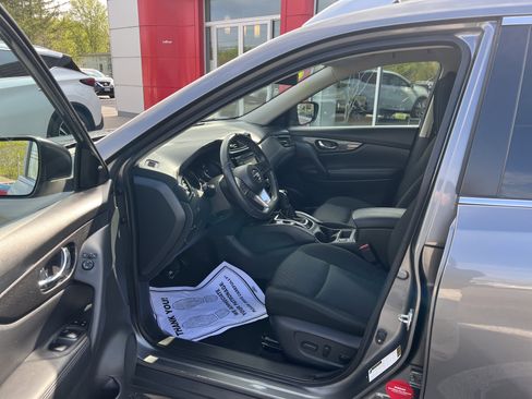 Used 2018 Nissan Rogue SV AWD/4WD image 3