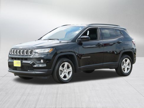 Used 2024 Jeep Compass Latitude w/ Convenience Group AWD/4WD image 3