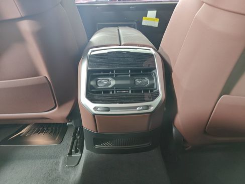 Used 2025 BMW 740i w/ Executive Package image 29