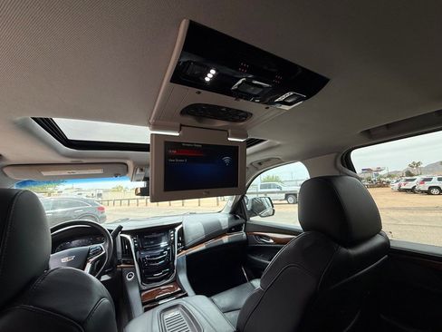 Used 2019 Cadillac Escalade ESV Luxury AWD/4WD image 18