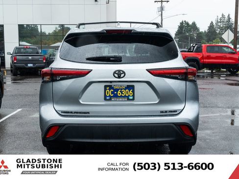 Used 2022 Toyota Highlander XLE AWD/4WD image 6