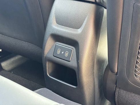 Used 2025 Hyundai Venue Limited FWD image 17