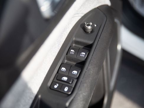 Used 2025 Jeep Compass Latitude image 19