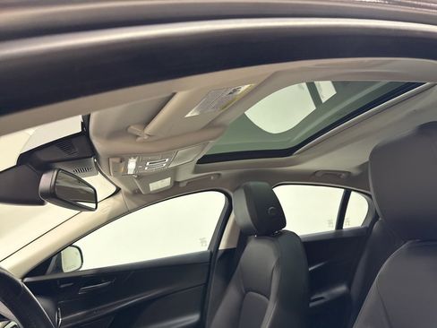 Used 2018 Jaguar XE Premium image 30